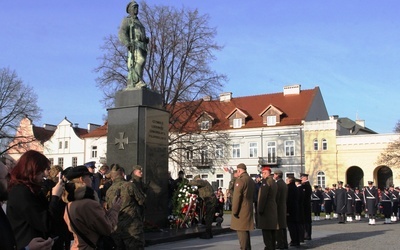 Pod pomnikiem delegacje złożyły wieńce i wiązanki kwiatów.