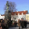 Pod pomnikiem delegacje złożyły wieńce i wiązanki kwiatów.