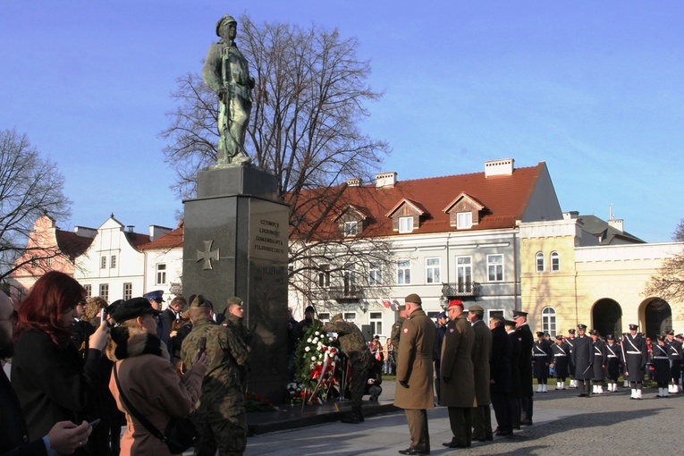 Pod pomnikiem delegacje złożyły wieńce i wiązanki kwiatów.