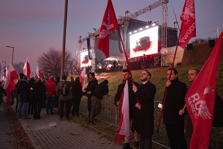 Marsz Niepodległości zakończył się na błoniach Stadionu Narodowego