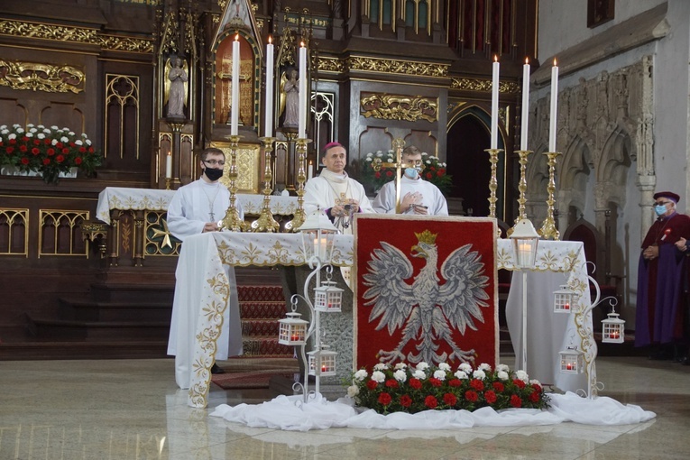 Przy ołtarzu w bazylice Świętych Apostołów Piotra i Pawła stanął ogromny biały orzeł.