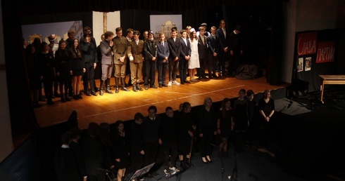 11 listopada sala gimnastyczna Pijarskich Szkół Królowej Pokoju zmieniła się w prawdziwy teatr.