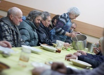 Każdy może pomóc potrzebującym.