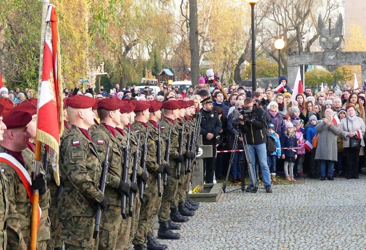Uroczystości w 103. rocznicę odzyskania niepodległości na bielskim cmentarzu wojskowym.