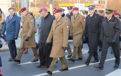 Uczestnicy Mszy św. za ojczyznę w Aleksandrowicach przeszli razem na cmentarz wojskowy na os. Kopernika.