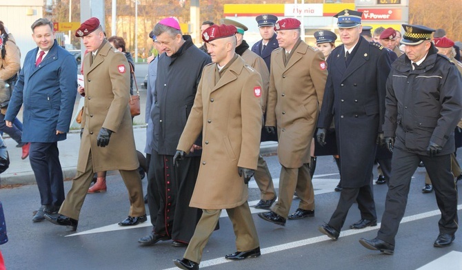 Uczestnicy Mszy św. za ojczyznę w Aleksandrowicach przeszli razem na cmentarz wojskowy na os. Kopernika.