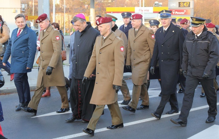 Uczestnicy Mszy św. za ojczyznę w Aleksandrowicach przeszli razem na cmentarz wojskowy na os. Kopernika.