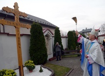 Krzyż jest darem leśników. Został wykonany z jodłowego drewna z Puszczy Kozienickiej.