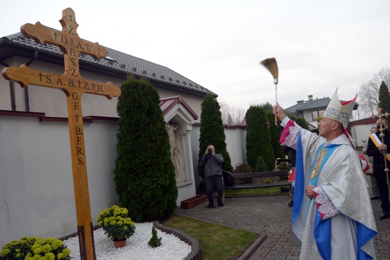 Krzyż jest darem leśników. Został wykonany z jodłowego drewna z Puszczy Kozienickiej.