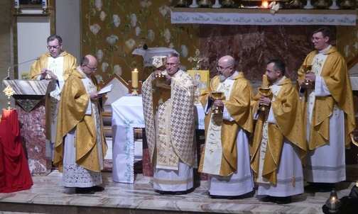 O. Mariusz Michalik i złotołańscy duszpasterze podczas Boskiej Liturgii w dniu liturgicznego wspomnienia św. Jozafata Kuncewicza.