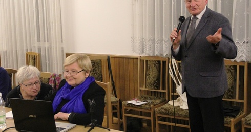 Druga od lewej Katarzyna Posiadała. Spotkanie prowadził Jan Rejczak.