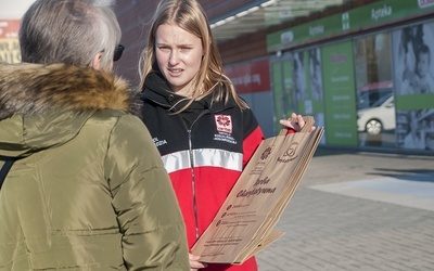 Torby charytatywne i termosy na herbatę. V Światowy Dzień Ubogich