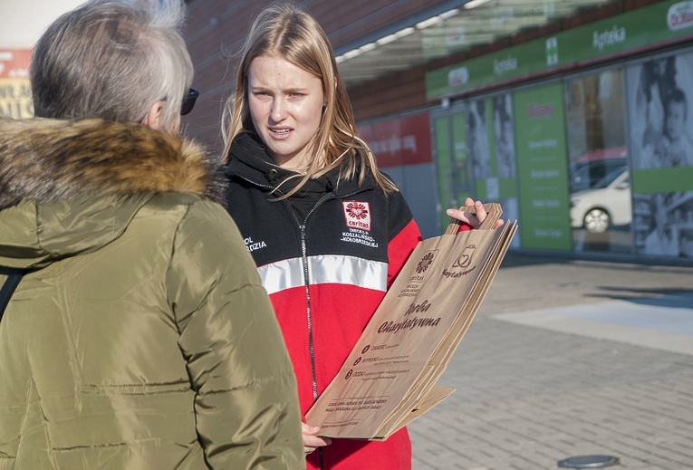 Torby charytatywne i termosy na herbatę. V Światowy Dzień Ubogich