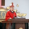 Biskup w czasie homilii w wałbrzyskim kościele pw. Podwyższenia Krzyża Świętego.