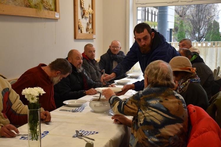 Wspólny posiłek w Sopocie w V Światowy Dzień Ubogich