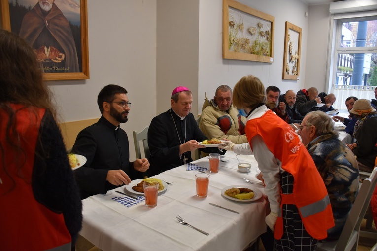 Wspólny posiłek w Sopocie w V Światowy Dzień Ubogich