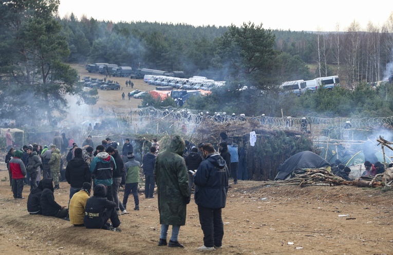 Białoruś. Media niezależne: nowa kolumna migrantów zmierza ku granicy z Polską