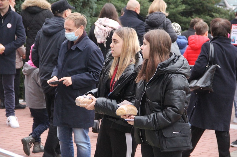 Tarnów. Światowy Dzień Ubogich w parafii Miłosierdzia Bożego