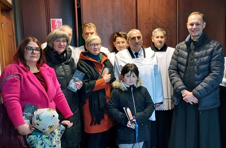 Wspólna fotografia w zakrystii kościoła w Sołku. Z prawej al. Krystian Wieteska. Obok niego ks. Sławomir Olak, proboszcz parafii Sołek.