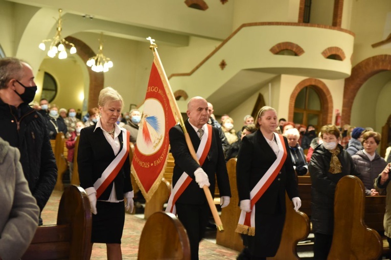 Wprowadzenie sztandaru sądeckiej grupy Stowarzyszenia Apostołów Miłosierdzia Bożego Faustinum.