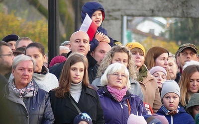 	Bielszczanie na cmentarzu wojskowym.