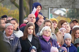 	Bielszczanie na cmentarzu wojskowym.