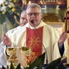 Ks. Jarosław Zabłocki w czasie koncelebry z bp. Markiem Mendykiem.