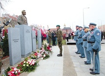 	Główną inicjatorką powstania pomnika Twórców Niepodległości jest Maria Kosecka, natomiast jego autorem – Stanisław Szachowicz.