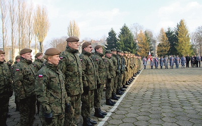 W południe żołnierze i cywile odśpiewali hymn narodowy.