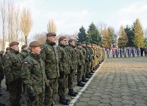 W południe żołnierze i cywile odśpiewali hymn narodowy.