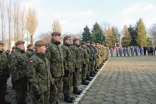 W południe żołnierze i cywile odśpiewali hymn narodowy.