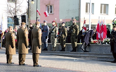 Podczas ceremonii przy Odwachu kwiaty złożyli przedstawiciele samorządu wojewódzkiego, miasta i powiatu, a także poszczególne delegacje środowisk i instytucji płockich.