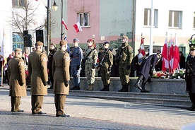 Podczas ceremonii przy Odwachu kwiaty złożyli przedstawiciele samorządu wojewódzkiego, miasta i powiatu, a także poszczególne delegacje środowisk i instytucji płockich.
