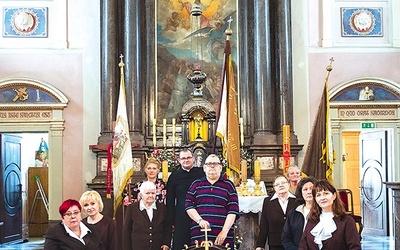 Tercjarze z procesyjnym feretronem w kolegiacie  św. Bartłomieja.