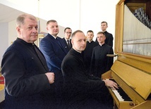 Ks. Andrzej Zarzycki z chórzystami.