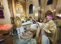 	Biskup Jan Kopiec poświęcił obraz z herbem wspólnoty zakonnej namalowany przez gliwickiego artystę Mirosława Wszołka  na pamiątkę rocznicowych obchodów.
