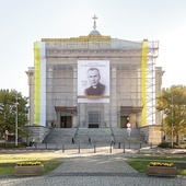 	Wizerunek ks. Jana Machy na fasadzie katedry w Katowicach.