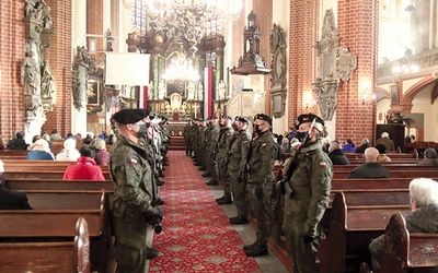 	Uroczystość zyskała wyjątkową oprawę dzięki obecności kompanii honorowej Wojska Polskiego.