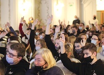 	Młodzi odpowiadają  na pytania kapłana.