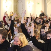 	Młodzi odpowiadają  na pytania kapłana.