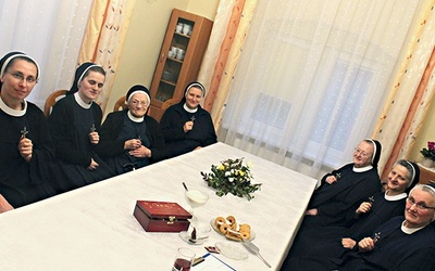 	Od lewej: s. Barbara Ołtuszek, s. Anna Policht,  s. Zenobia Starsiak, s. Hiacynta Poros,  s. Tycjana Nawrocka, s. Zofia Plata i s. Szymona Iwanicka.