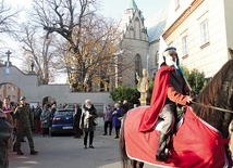 	Po Mszy św. wierni ruszyli w pochodzie, któremu przewodniczył patron miasta. 