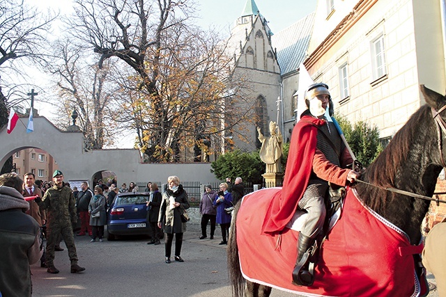 	Po Mszy św. wierni ruszyli w pochodzie, któremu przewodniczył patron miasta. 