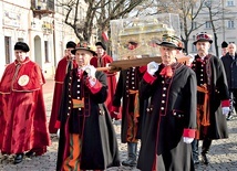 	Relikwie nieśli przedstawiciele różnych grup i stanów.