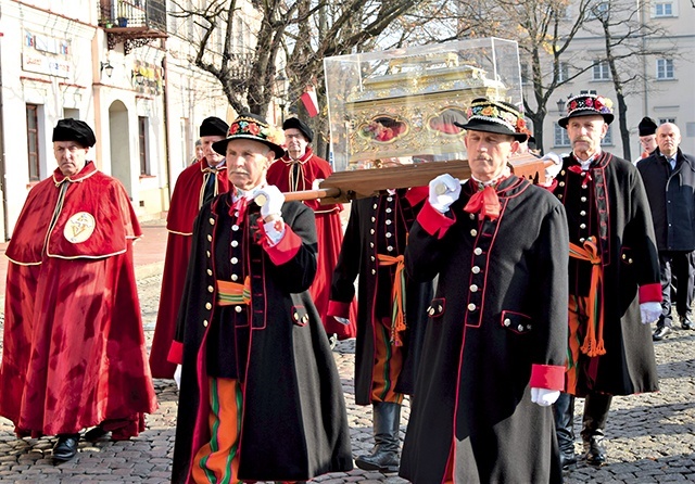 	Relikwie nieśli przedstawiciele różnych grup i stanów.