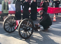 Salwa z działa przypomniała o tamtych wydarzeniach.