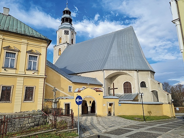 Świątynia połączona jest z zamkiem murowanym, krytym przejściem z 1778 roku.