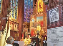 ▲	Głównej jubileuszowej Mszy św. przewodniczył  abp Józef Kupny.