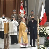 ▲	Podczas Eucharystii, jak co roku, prezydent Rzeczypospolitej Andrzej Duda zapalił Świecę Niepodległości, dar Piusa IX dla Polski.