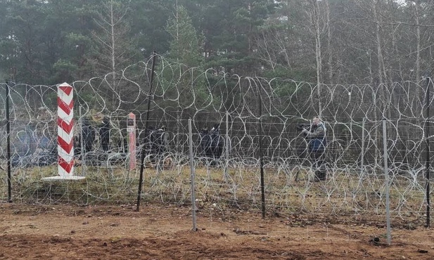 SG: cudzoziemcy przerzucili przez zaporę kłodę drewna